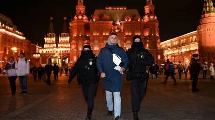 Un hombre es detenido por protestar contra la invasión de Ucrania en el centro de Moscú