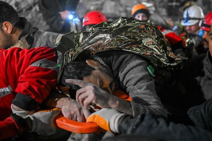 Un hombre es rescatado entre los escombros en Hatay, tras permanecer 210 horas semi sepultado en las ruinas