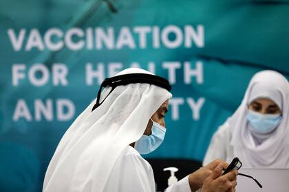 Un hombre espera antes de recibir una dosis de la vacuna contra el coronavirus en un centro de vacunación instalado en el Centro Financiero Internacional de Dubai, el 3 de febrero de 2021