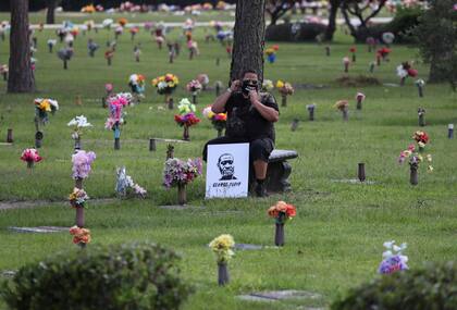 Un hombre espera para el funeral de Floyd en el Houston Memorial Gardens