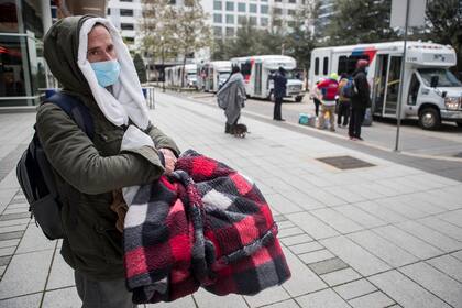 Un hombre espera su turno para ser trasladado a un refugio en Houston, durante la ola de frío polar