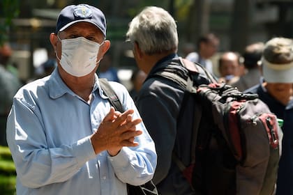 Un hombre espera una ración de comida gratis entregada por la Secretaría de Inclusión y Bienestar Social de México como parte del programa "Come Móvil" que apoya a las personas que han esperado a sus familiares fuera de los hospitales públicos en la Ciudad de México el 15 de abril de 2020