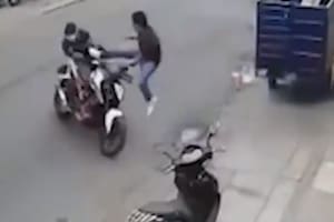 Video: un hombre evita que le roben la moto con una certera patada voladora