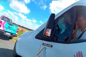 Conducía por la ruta con un bebé al volante, lo detuvieron, y agredió a los empleados de tránsito