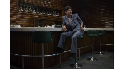 Un hombre fuma un cigarrillo en un bar en Pyongyang