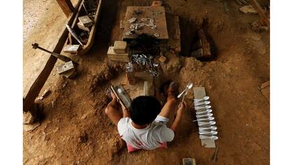 Un hombre hace cucharas a partir de las bombas sin explotar