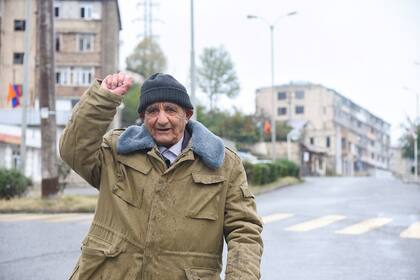 Un hombre hace un gesto en una calle de la principal ciudad de Stepanakert, en la región separatista de Nagorno-Karabaj, el 6 de octubre de 2020, durante los combates en curso entre Armenia y Azerbaiyán por la región en disputa