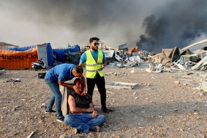 Un hombre herido es rescatado en la zona de la explosión