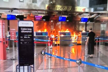 Un hombre incendió un puesto de check-in en el Aeropuerto de Milán