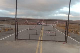 Un matrimonio instaló un pórtico con tranquera en medio de la ruta provincial 12: qué dijo el gobierno de Chubut