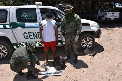 Un hombre intentaba cruzar a Bolivia cuando fue retenido por los gendarmes; la intención del involucrado era vender el objeto rocoso en el mercado ilegal por 262.000 dólares.