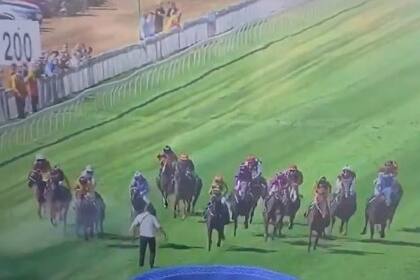 La captura del instante en el que el intruso invade la pista y pone en riesgo a todos