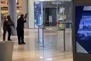 El momento en que un hombre armado entra a un shopping y empieza a disparar