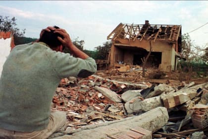 Un hombre lamenta la destrucción que lo rodea en Kosovo