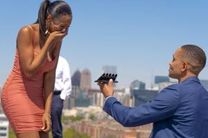 Un hombre le propuso matrimonio a su novia con cinco anillos distintos en la azotea de un edifico que incluyó un vuelo en helicóptero