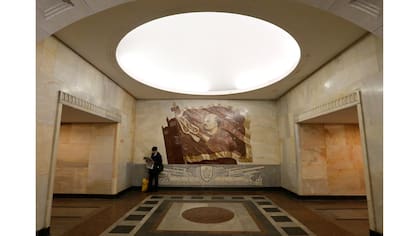 Un hombre lee el periódico en la estación del metro de Baumanskaya en Moscú, Rusia,