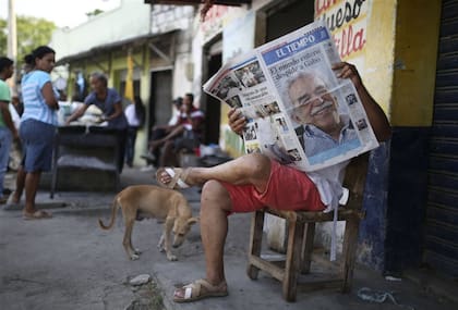 Un hombre lee la noticia de la muerte de García Márquez en el diario en Aracataca, el pueblo en que nació
