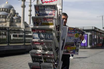Un hombre lee un periódico turco un día después de las elecciones presidenciales en Estambul, Turquía, el lunes 15 de mayo de 2023