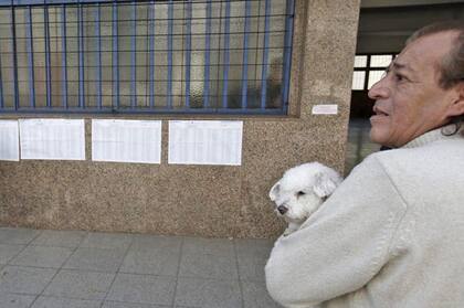 Un hombre llega a votar a una escuela de Mar del Plata