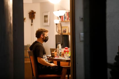 Un hombre llegado de Roma cumple la cuarentena obligatoria aislado en su casa, a mediados del mes pasado.