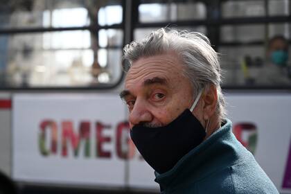 Un hombre mayor con una máscara facial en Montevideo, el 14 de mayo de 2020, en medio de la pandemia de coronavirus