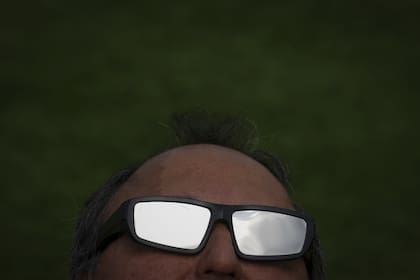 Un hombre mira el sol antes de un eclipse solar total en el Centro de Actividades Estudiantiles de Eagle Pass, el lunes 8 de abril de 2024, en Eagle Pass, Texas