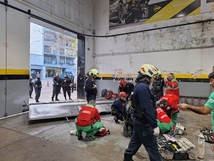 Un hombre murió al ser aplastado por el portón de una gomería de Almagro.