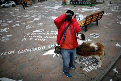 Un hombre observa el eclipse desde Bariloche