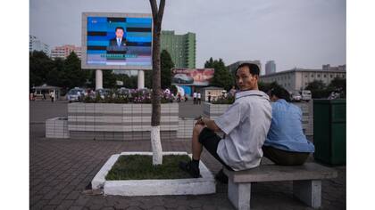 Un hombre observa las noticias en una pantalla gigante en Pyongyang