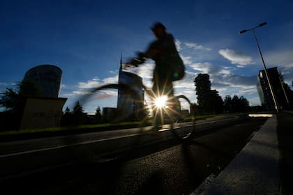 Un hombre pedalea al atardecer en Milán, Italia, el viernes 13 de septiembre de 2024. (AP Foto/Luca Bruno, archivo)