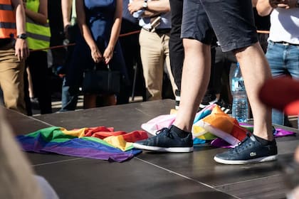 Un hombre pisa una bandera LGTBQ+ durante una manifestación homófoba en Varsovia (Polonia) en 2020