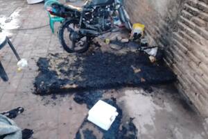 Una madre salió a dormir al patio con su hijo de tres meses y un vecino los roció con nafta y los prendió fuego
