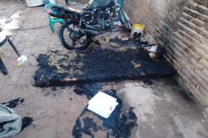 Una madre salió a dormir al patio con su hijo de tres meses y un vecino los roció con nafta y los prendió fuego