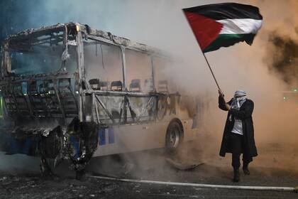 Un hombre protesta con una bandera de Palestina