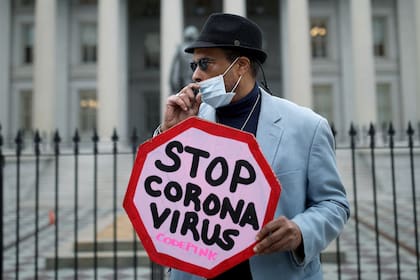 Un hombre protesta en Washington contra el papel que juegan las sanciones de Estados Unidos en Irán y la exacerbación de la enfermedad por coronavirus en todo el mundo.