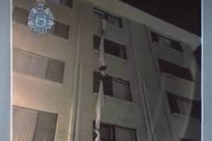 Un hombre que debía permanecer en hotel debido a las restricciones por las variantes de coronavirus, se escapó desde las alturas entrelazando sábanas.