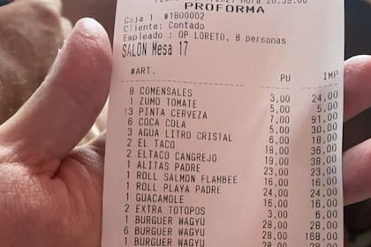 Un hombre, que intentó generar empatía al mostrar el ticket de una cena, provocó una enorme indignación de los usuarios en las redes sociales