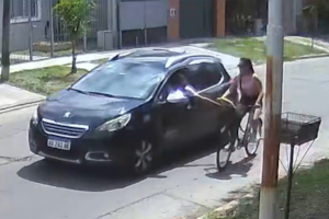 Abuso en la calle: iba en bicicleta, un automovilista sacó el cuerpo por la ventana y la manoseó