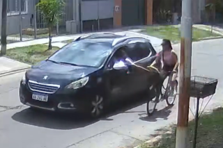Abuso en la calle: iba en bicicleta, un automovilista sacó el cuerpo por la ventana y la manoseó