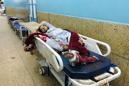 Un hombre que resultó herido en los ataques fuera del aeropuerto de Kabul, Afganistán, yace en una cama en un hospital, el jueves 26 de agosto de 2021. Dos terroristas suicidas y hombres armados atacaron a multitudes de afganos que acudían al aeropuerto de Kabul, transformando un escena de desesperación en una de horror