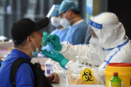 Un hombre, que visitó Pekín recientemente, se hace la prueba del coronavirus en Nanjing, en la provincia oriental china de Jiangsu, el 15 de junio de 2020