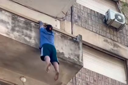 Un hombre quedó colgado de un balcón de un edificio luego de una discusión con su pareja y cayó desde un 4° piso