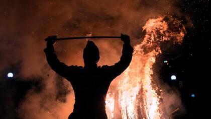 Un hombre realiza la danza ritual junto a un fogón
