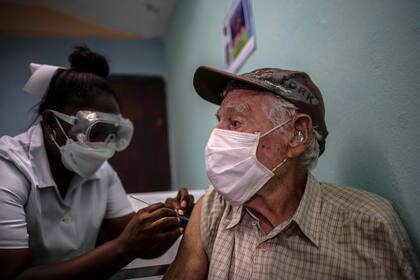 Un hombre recibe una inyección de la vacuna cubana Abdala contra el Covid-19 en un consultorio médico en Alamar, en las afueras de La Habana