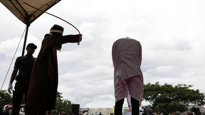Un hombre recibió 83 azotes públicos en Aceh, la única provincia de Indonesia donde se aplica la sharia (ley islámica).