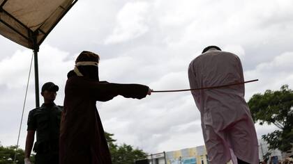 Un hombre recibió 83 azotes públicos en Aceh, la única provincia de Indonesia donde se aplica la sharia (ley islámica).