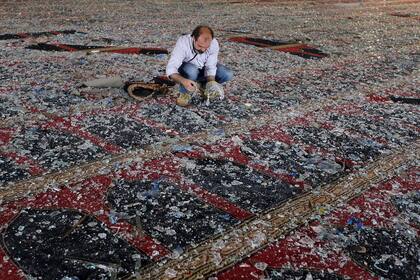 Un hombre en una mezquita destruida en Beirut