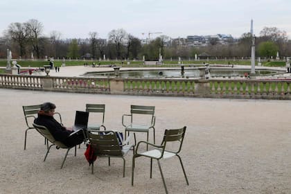 Un hombre rompe el vacío de los Jardines de Luxemburgo; para salir a la calle en París hay que tener una declaración jurada