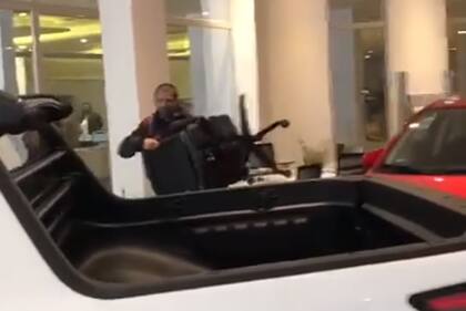 Un hombre rompe un auto en una concesionaria