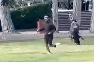 Un refugiado sirio atacó con un cuchillo a cuatro niños en un parque: el video de la agresión